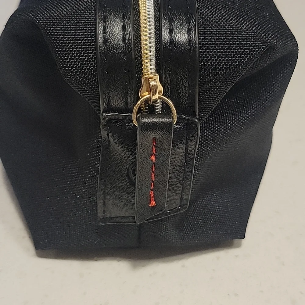 Want Les Essentials Air Canada Makeup Bag - Picture 2 of 6